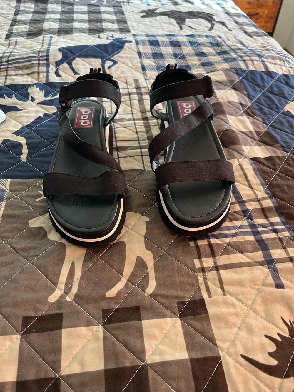 NWOT CUTE POP SANDALS SIZE 9